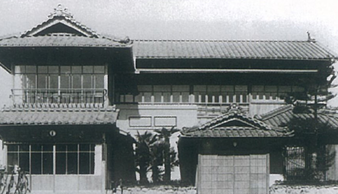 1920年　成田運送店前（左端の者が三栄組の半被を着用）