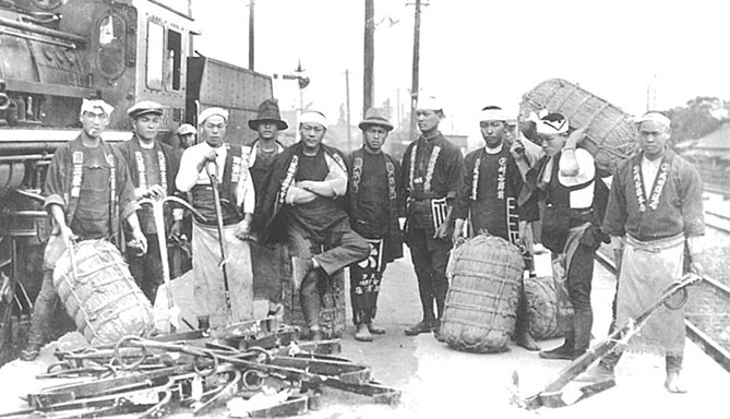 1935年頃　刈谷駅構内で荷扱いする仲仕たち