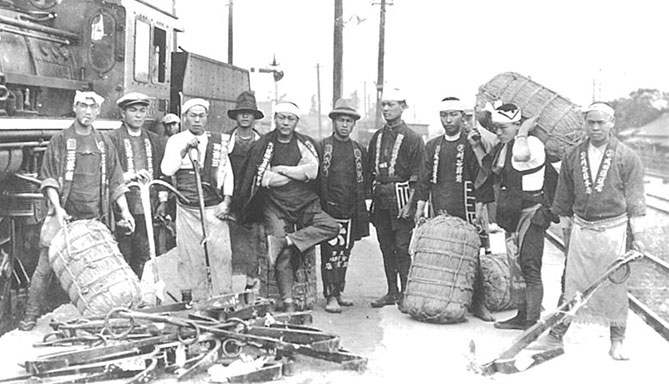 1935年頃 刈谷駅構内で荷扱いする仲仕たち