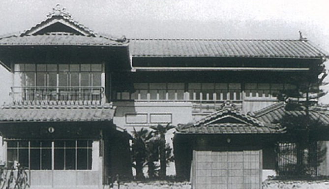 1920年 成田運送店前(左端の者が三栄組の半被を着用)